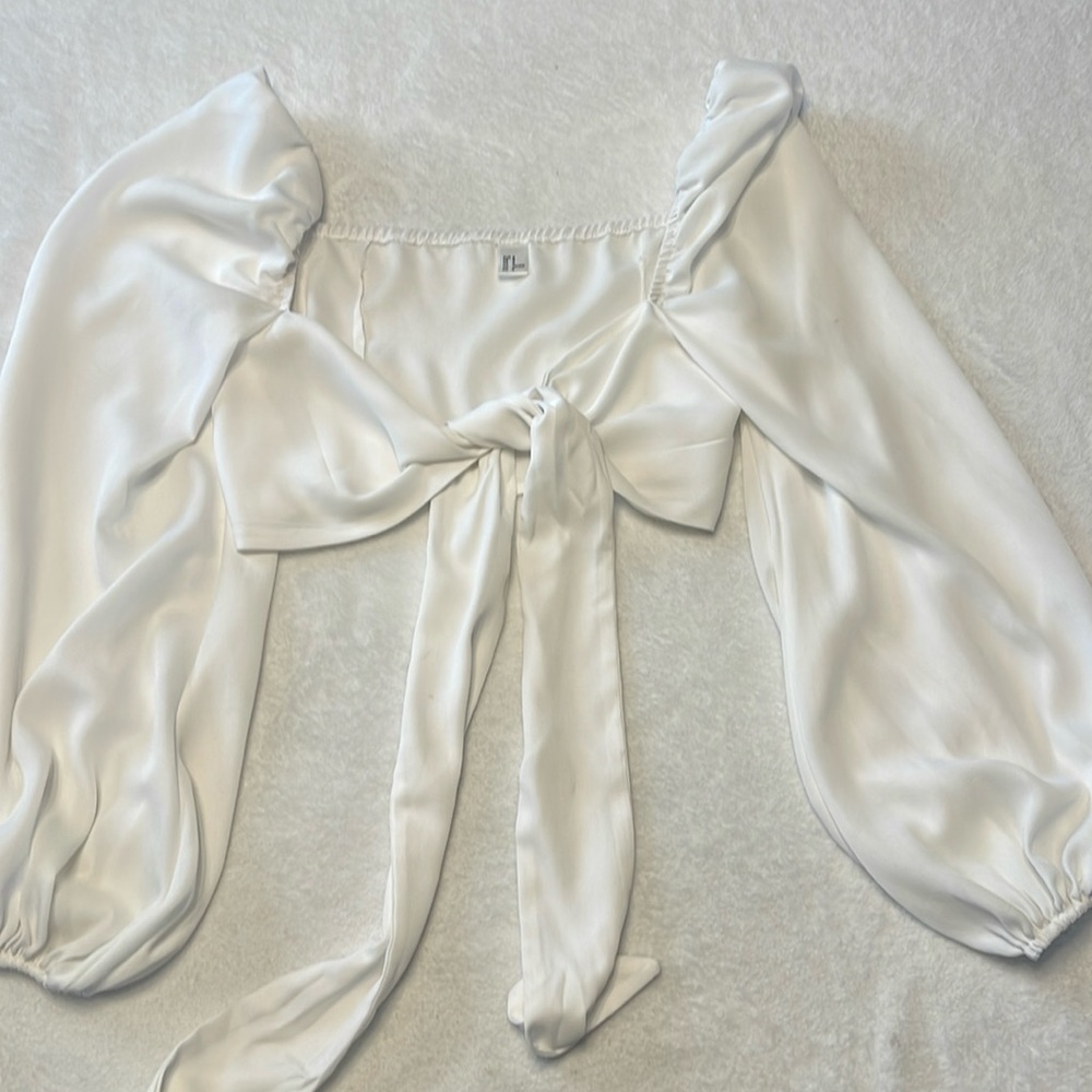 Beautiful feminine White cropped blouse with bow